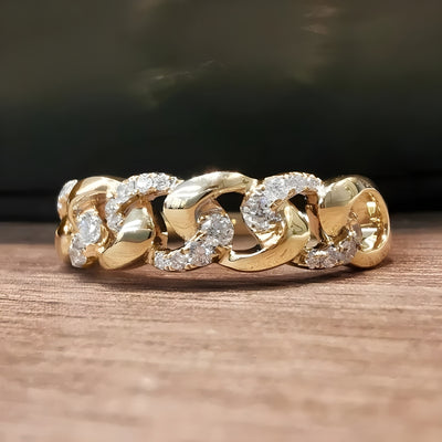 Elegant Gold Link Ring