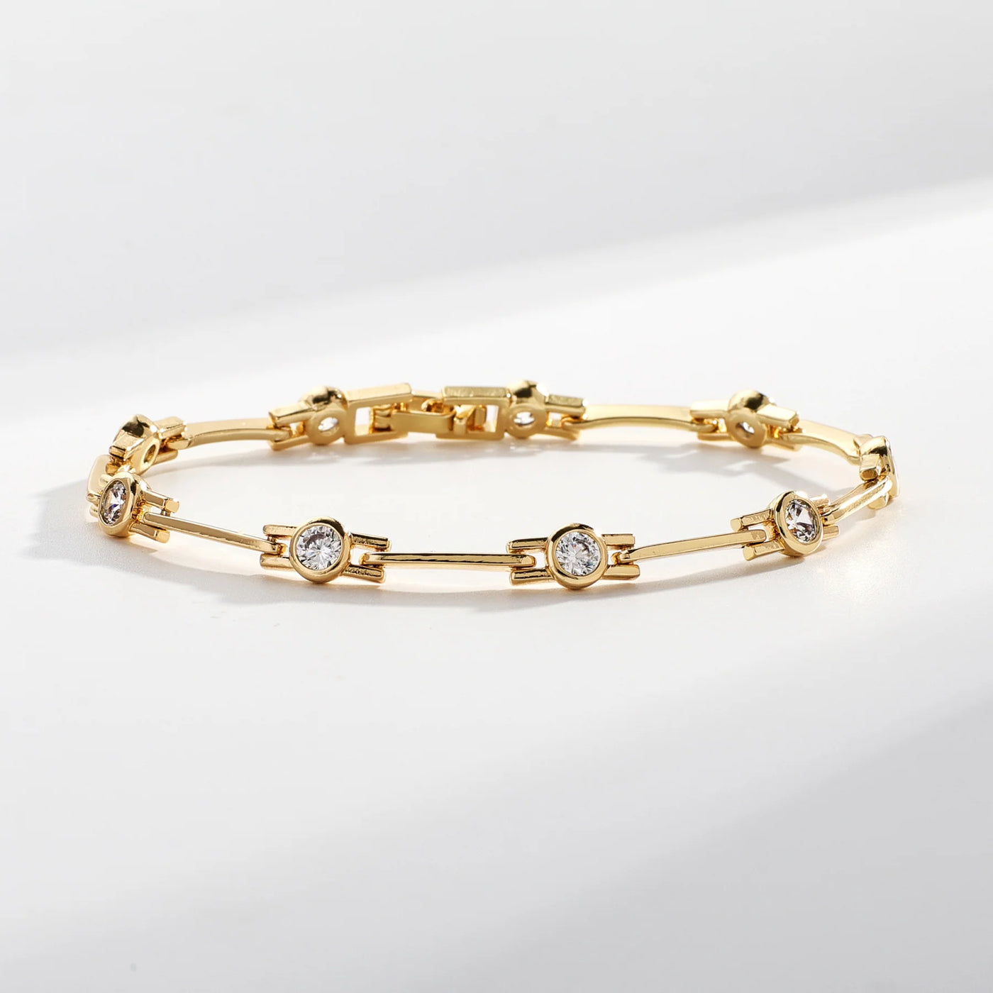 Elegant bracelet with zirconias in gold